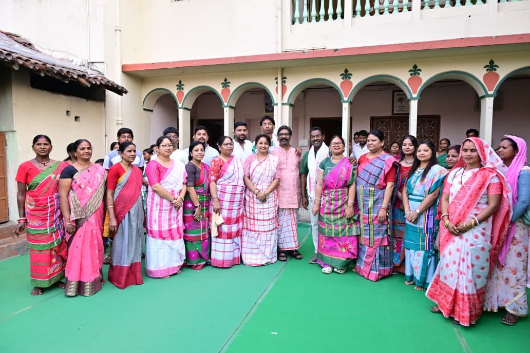 पैतृक गांव नेमरा में सोरेन परिवार,सीएम हेमंत सोरेन,कल्पना सोरेन,सीता सोरेन और उसकी दोनों बेटिया
