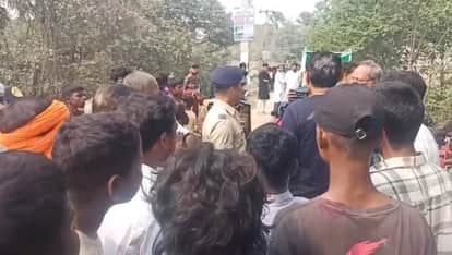 A young man died in a road accident in Khagol, Patna, people blocked the road.