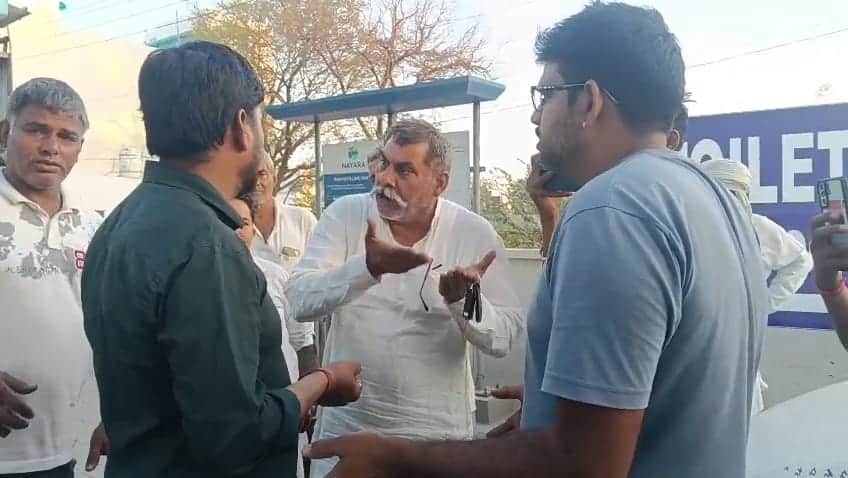 पेट्रोल पंप पर हंगामे के दौरान मौजूद लोग। 