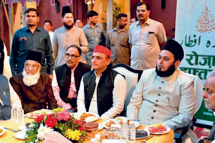Akhilesh Yadav attended the Roza Iftar party.