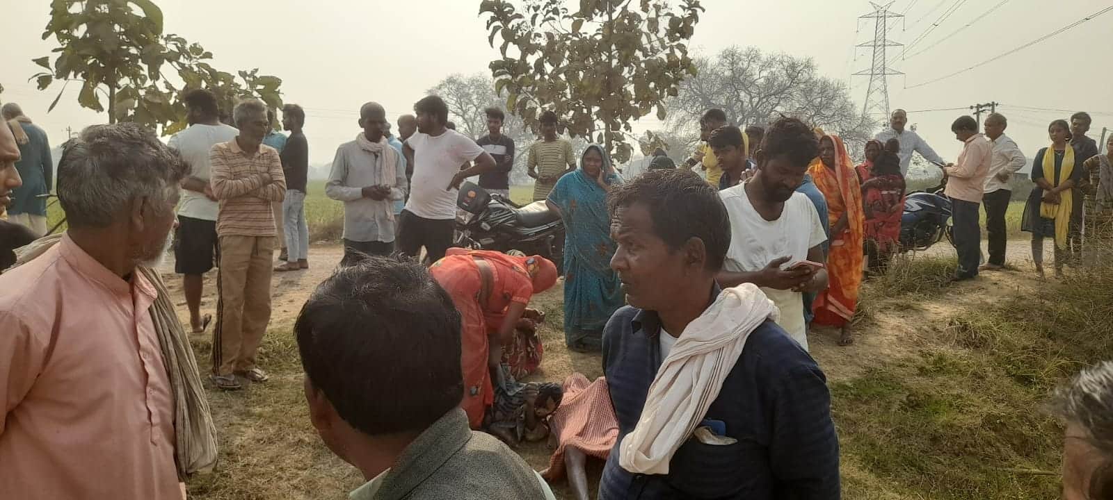 राजगढ़ गांव निवासी सोमारु बिंद की डूबने से मौत के बाद लगी भीड़। स्रोत- संवाद