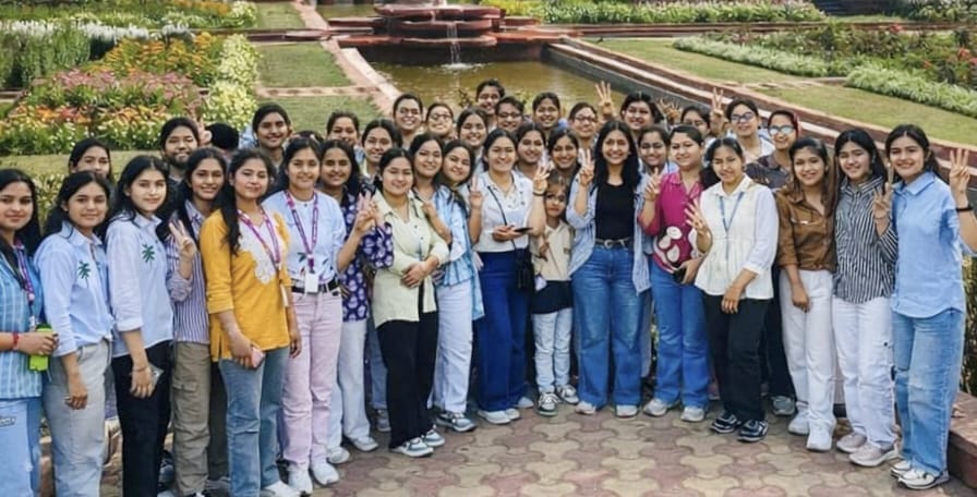 Students of Jain Girls College reached Delhi on an educational tour