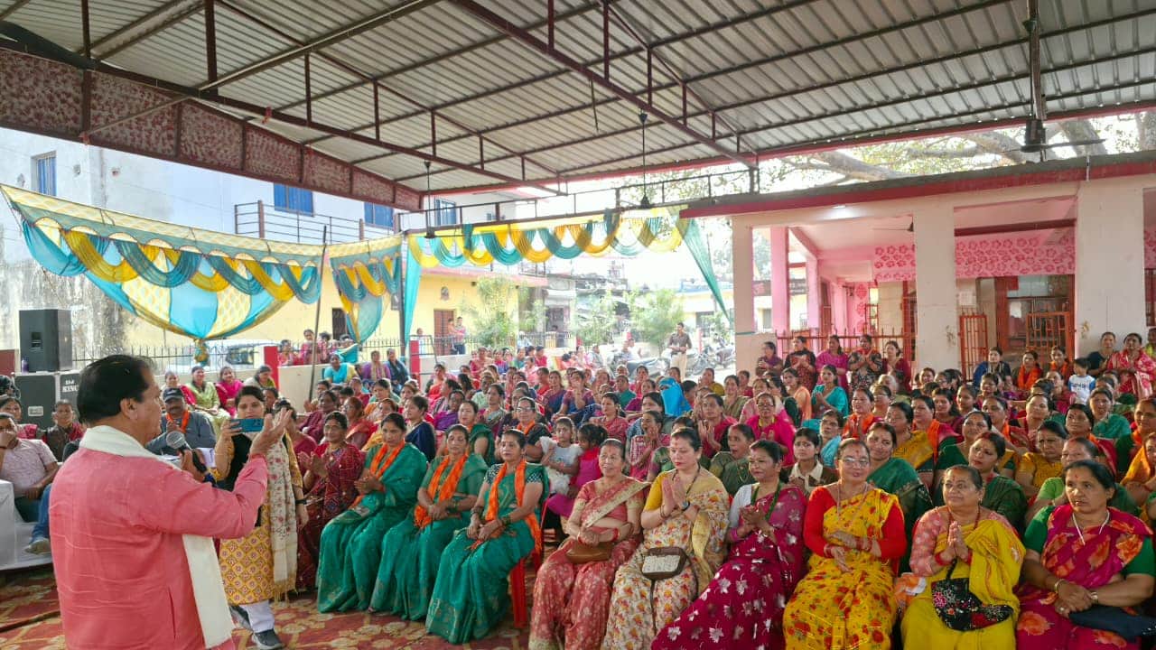 रायवाला के प्रतीतनगर स्थित होशियारी माता मंदिर में महिलाओं को संबोधित करते विधायक प्रेमचंद अग्