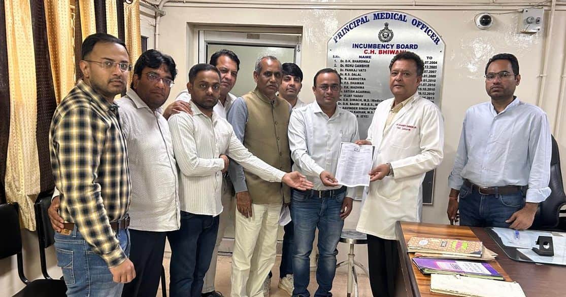 सीएमओ डॉ. रघुवीर शांडिल्य को ज्ञापन सौंपते जिला प्रधान डॉ. नवीन घोष।