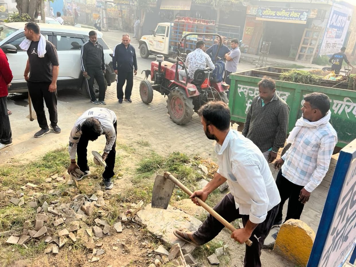 Cleanliness drive carried out from Kakaroi Chowk to Suri Petrol Pump street