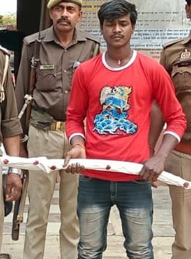 A young man brandishing a sword on the street was chased and apprehended