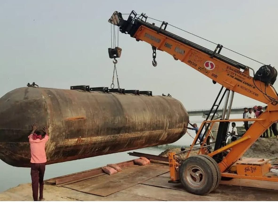 A two-lane pontoon bridge will be built over the Saryu River, and traffic will not stop.