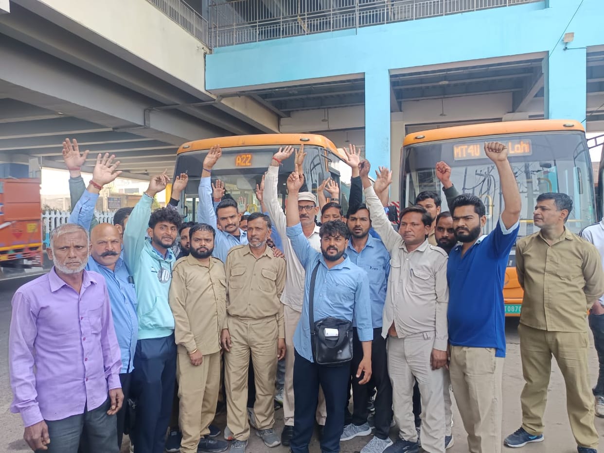 Auto drivers beat up a roadways conductor in public at Meerut South station.