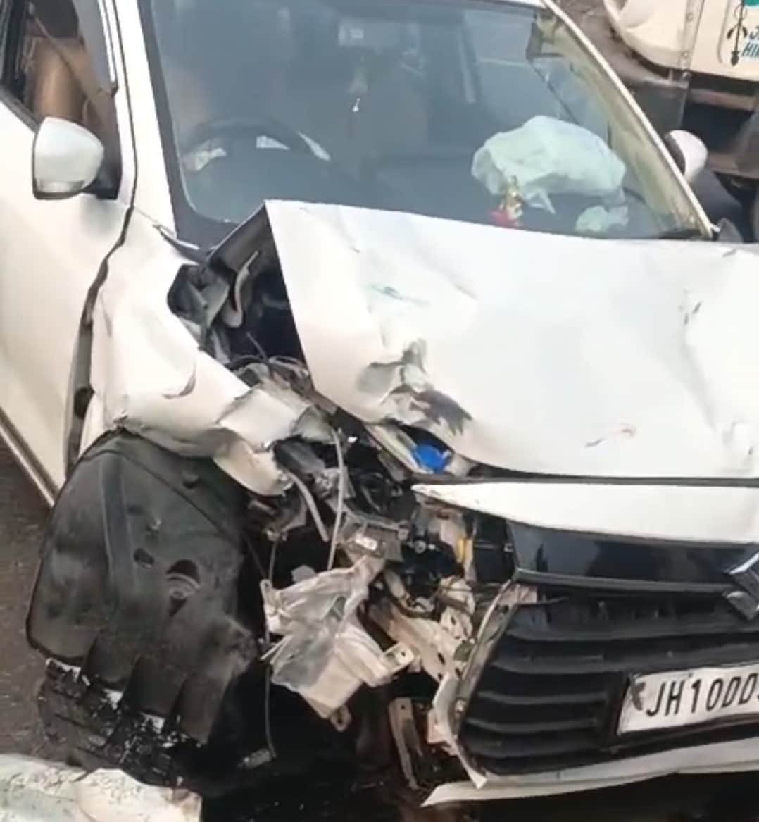 सड़क दुर्घटना में घायल,दुर्घटनाग्रस्त कार