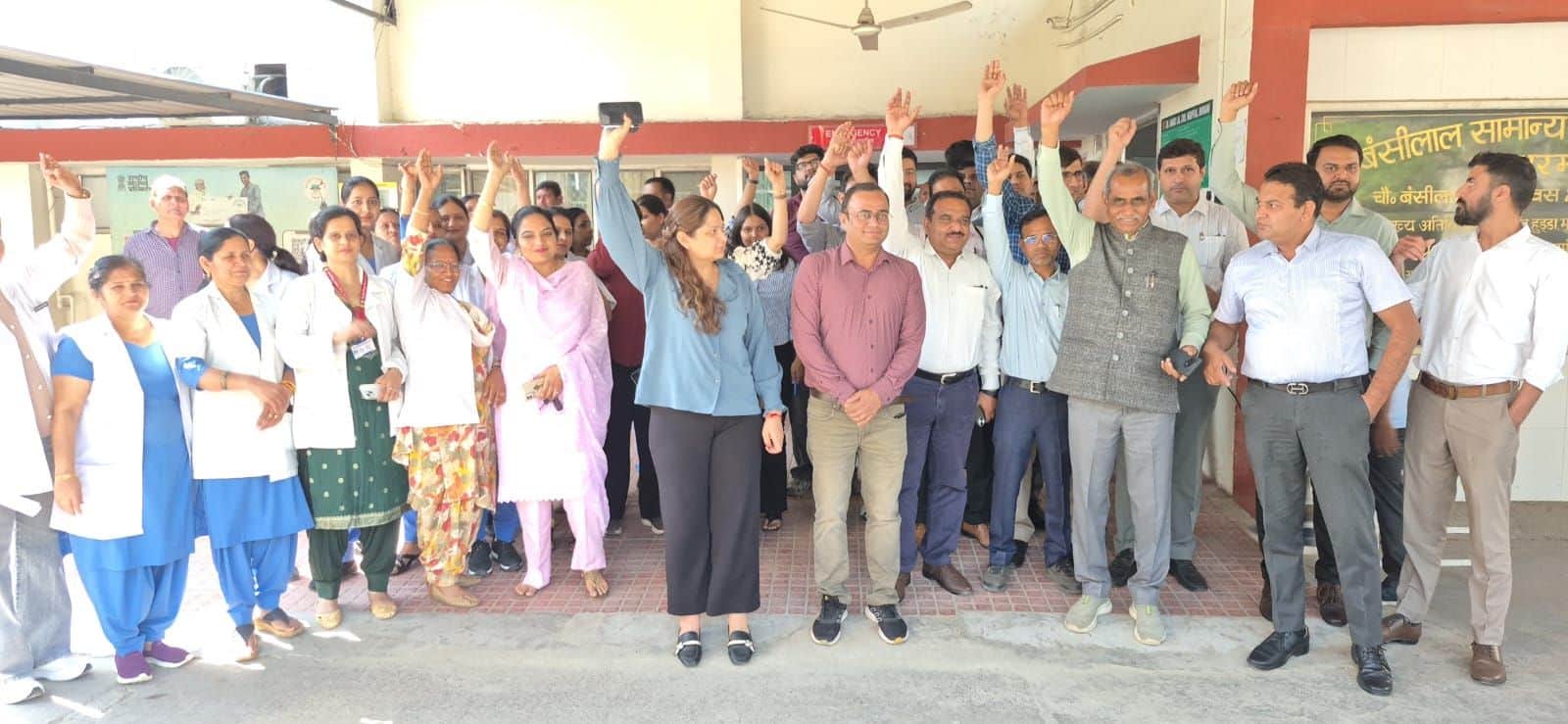 शहर के जिला नागरिक अस्पताल में मांगों को लेकर रोष प्रदर्शन करते स्वास्थ्यकर्मी। 