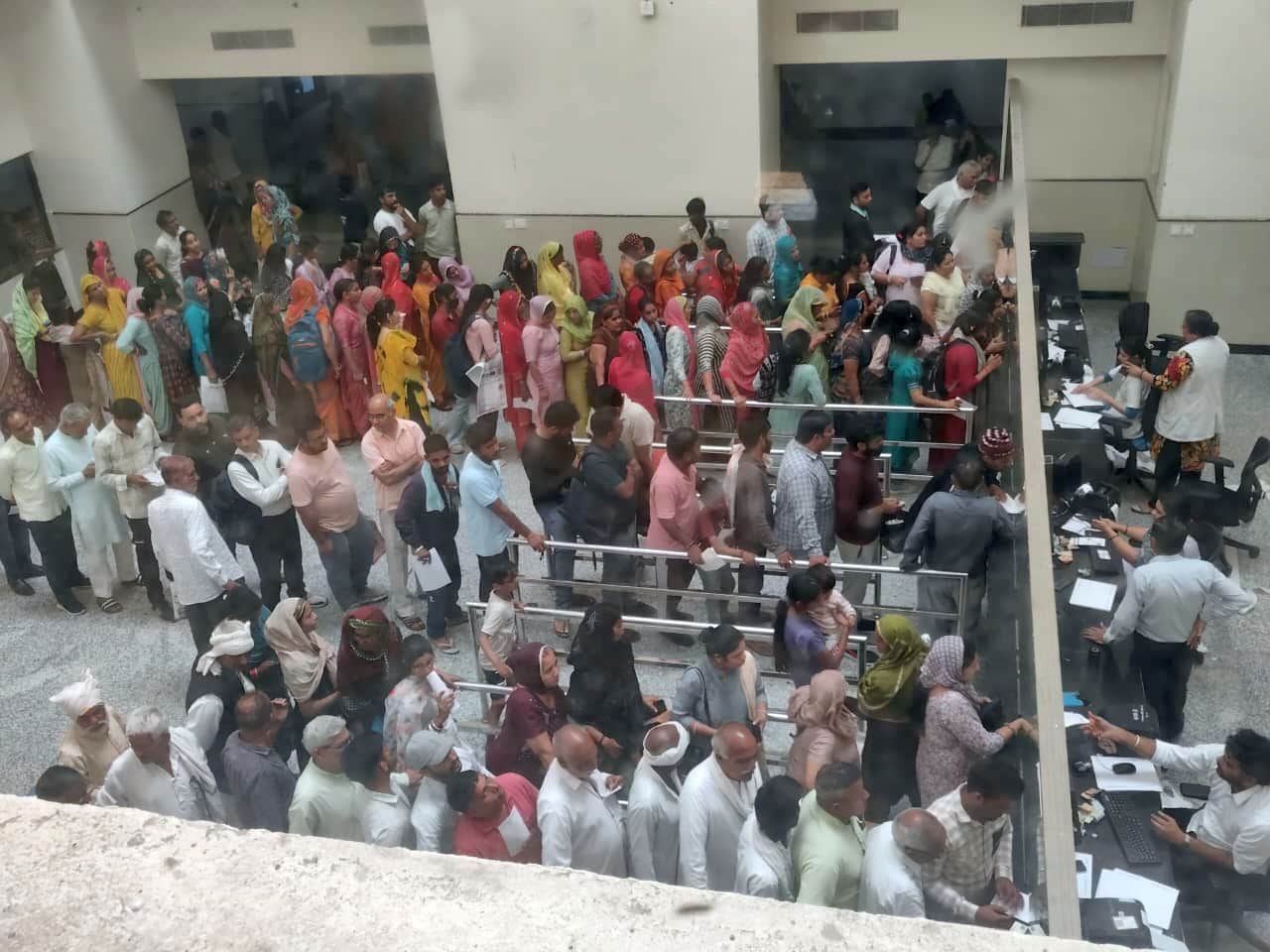 शहर के मेडिकल कॉलेज में लगी  मरीजों की भीड़। 