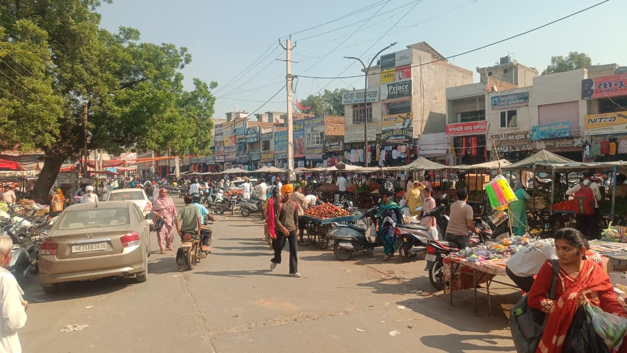 Lack of public toilets in Hans Bazaar troubles shopkeepers and customers