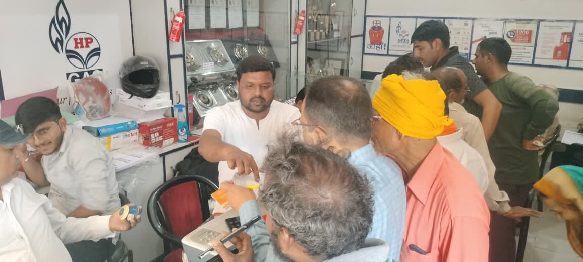 Domestic cylinders costlier by Rs 60, crowds gather at agencies