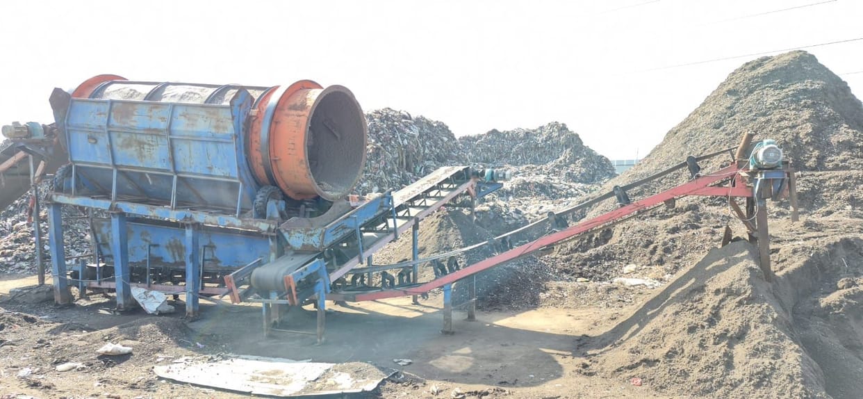 Dispute over payment for waste disposal deepens sanitation crisis in the new grain market and vegetable market