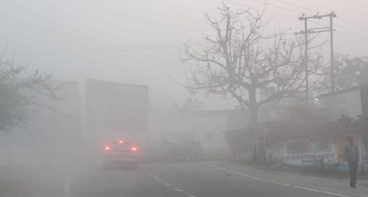 Weather suddenly changed, dense fog covered the roads in the morning.