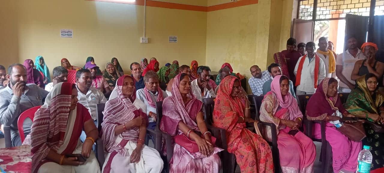 शहरनामा की फोटो- सरैया कमरघटा में आयोजित ग्राम चौपाल में मौजूद ग्रामीण।-सोशल मीडिया।