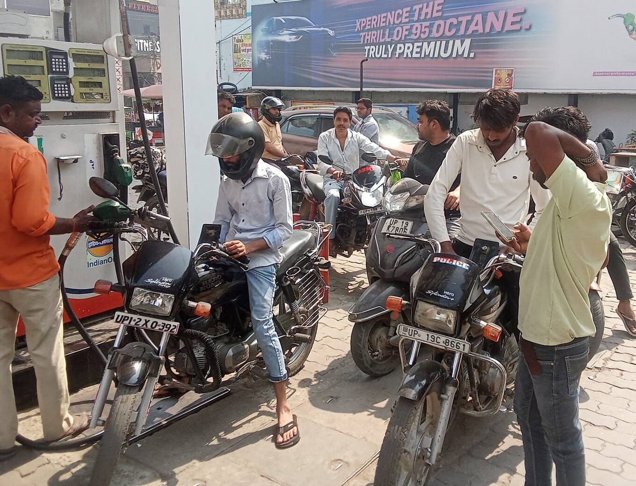 Farmers reached petrol pumps with drums