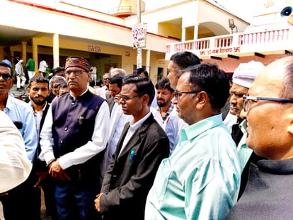 Tehsildar accused of beating an advocate, lawyers protest