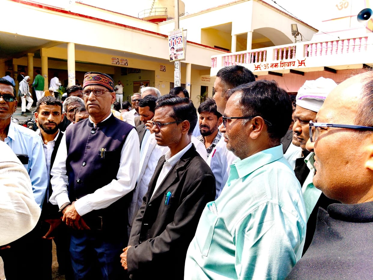 Tehsildar accused of beating an advocate, lawyers protest
