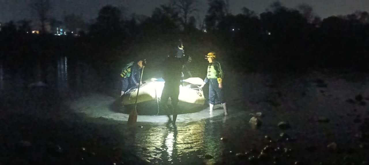 टापू में फंसे युवक का रेस्क्यू करती एसडीआरएफ: एसडीआरएफ