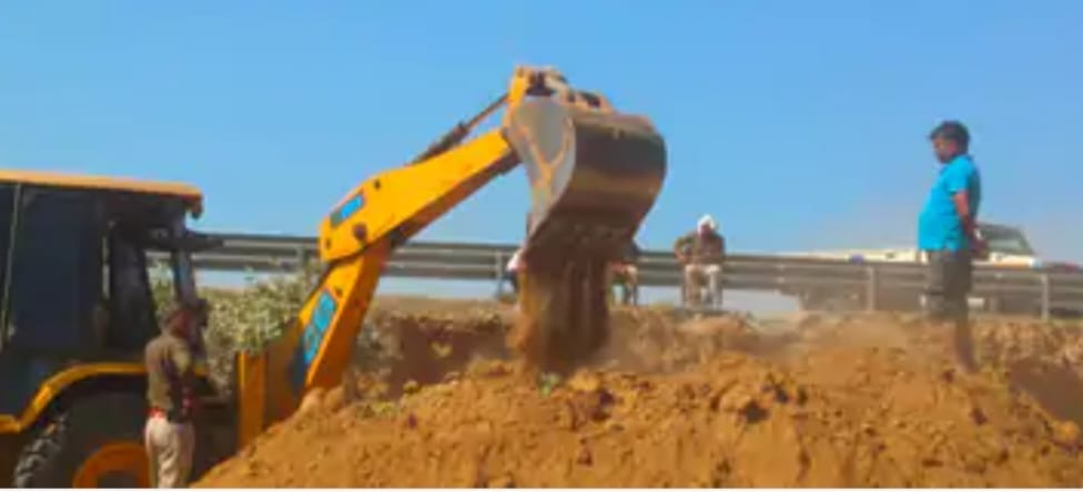 दौसा दिल्ली-मुंबई एक्सप्रेस-वे पर खुदाई करती मशीन