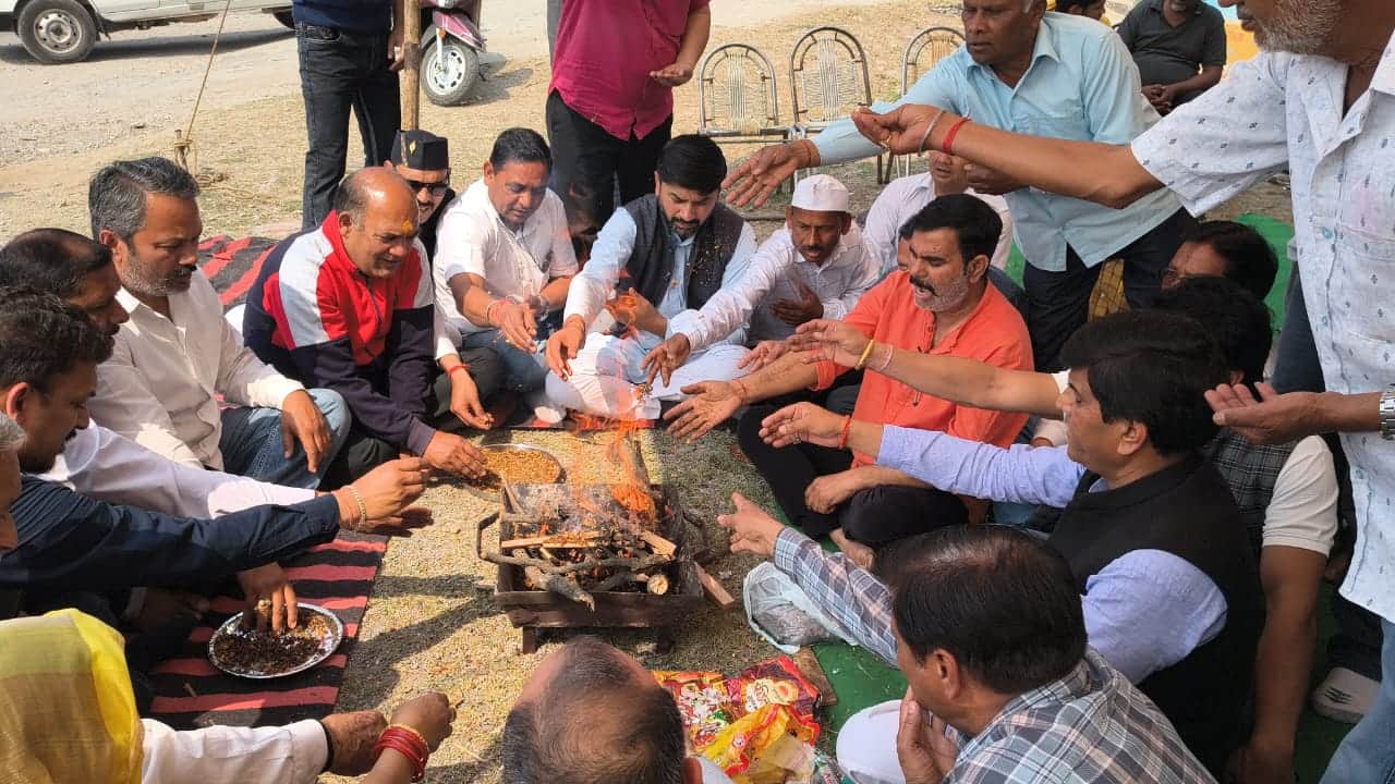 विधि विवि के लिए बुद्धि शुद्धि यज्ञ करते ग्रामीण और कांग्रेस के लोग: संवाद