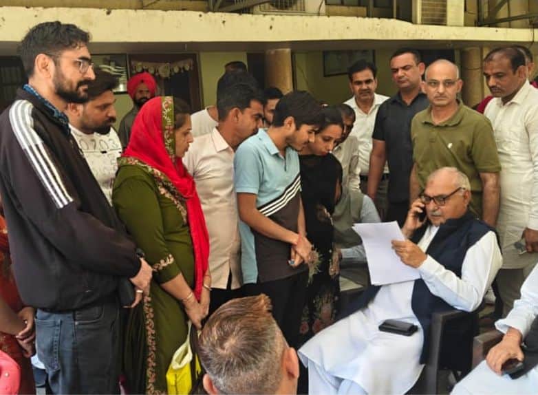 01-रोहतक में नेता प्रतिपक्ष भूपेंद्र हुड्डा से मुलाकात करते एलएसीएलओ यूनियन प्रतिनिधिमंडल। स्रो