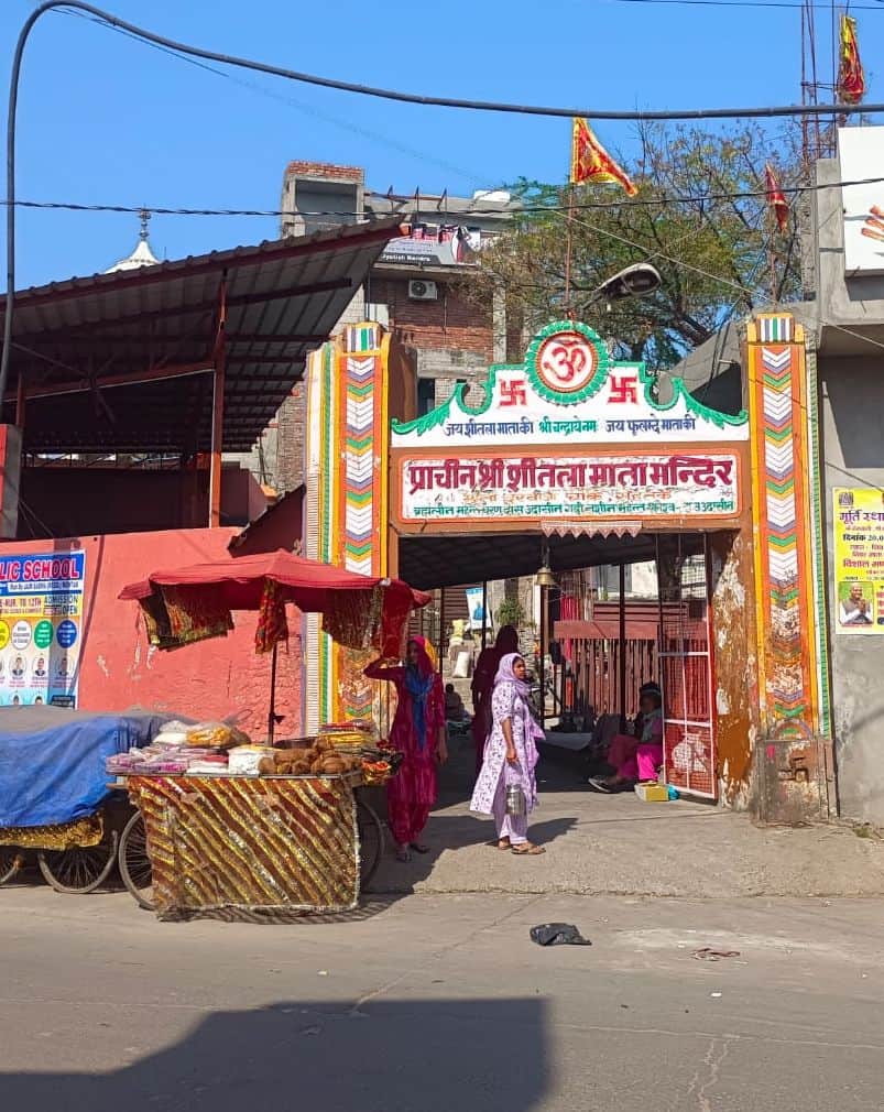 03-प्राचीन श्री शीतला माता मंदिर में पूजा करने जाते श्रद्धालु । संवाद