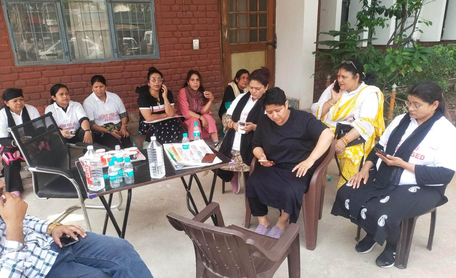 04- कोतवाली में बैठी महिला कांग्रेस कार्यकर्ता।संवाद