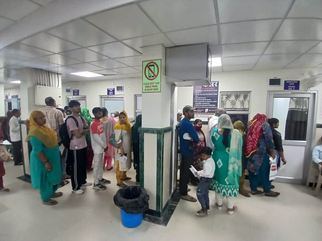 05-नागरिक अस्पताल में इलाज के लिए पहुंचे मरीज। संवाद