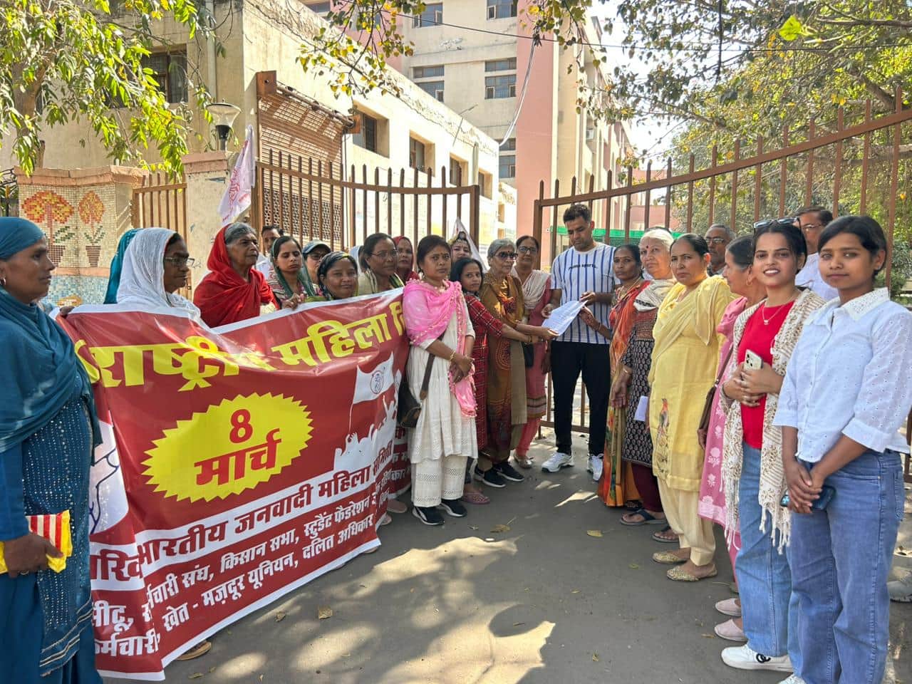 05-रोहतक के लघु सचिवालय में नायब तहसीलदार दीपक कुमार को ज्ञापन देतीं महिलाएं। संवाद