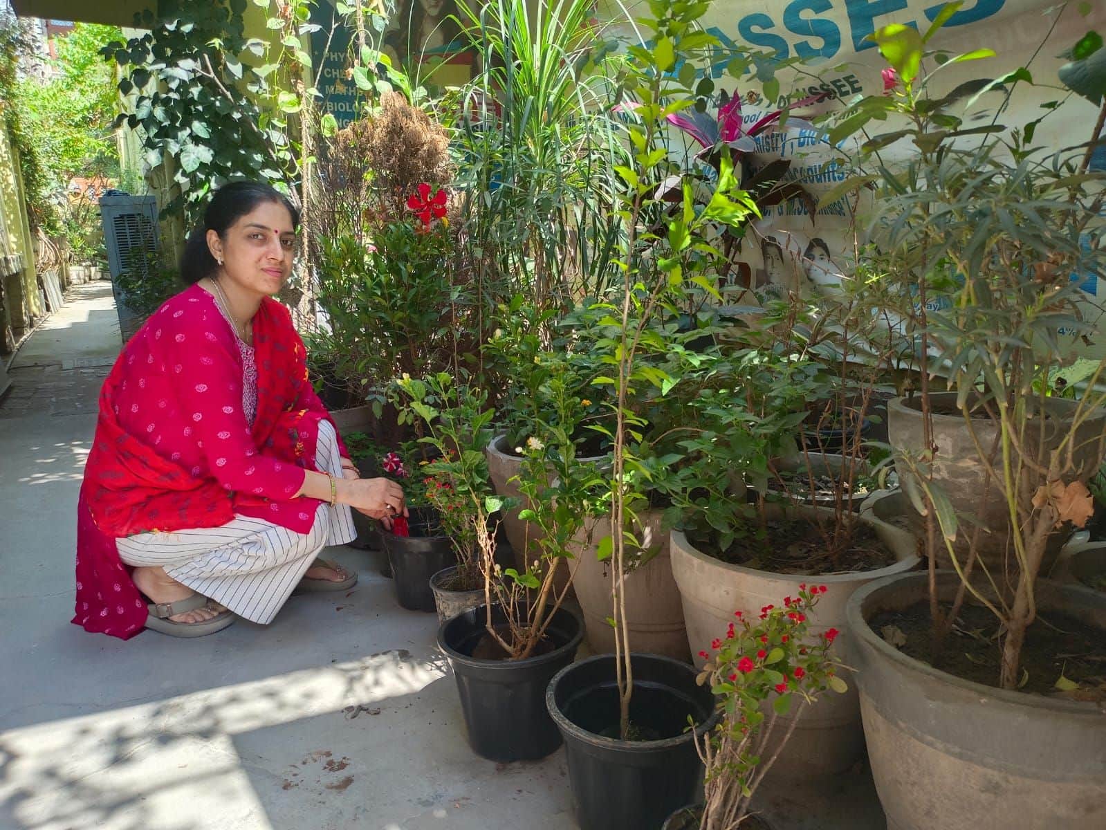 08 आंगन में बनाई बगिया में पौधों की देखभाल करते हुए प्रेम नगर निवासी कविता। संवाद