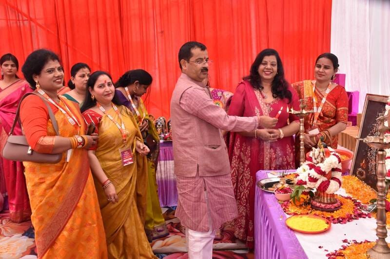Abir-gulal was thrown along with Holi songs, creating a lot of excitement