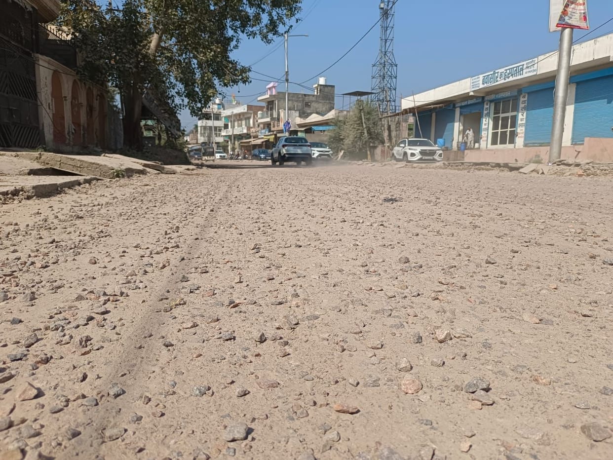 Work on the 25 crore-dollar road has been stalled for 15 days, leaving stones scattered and dust flying.