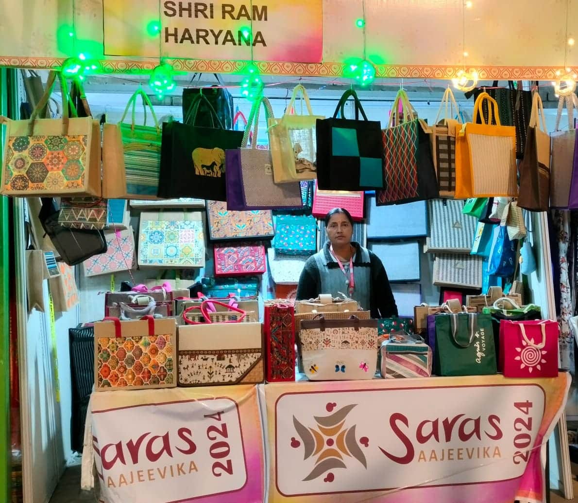 19 जूट बैग की स्टॉल पर मौजूद लाखनमाजरा की आशा। स्रोत : स्वयं