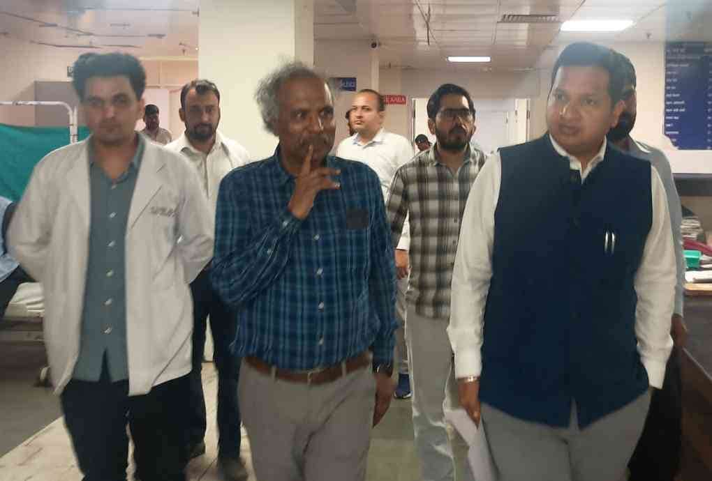 19-पीजीआई के ट्राॅमा सेंटर में जींद के फैक्टरी हादसे में झुलसे मरीजों का हाल जाने पहुंचे रोहतक 