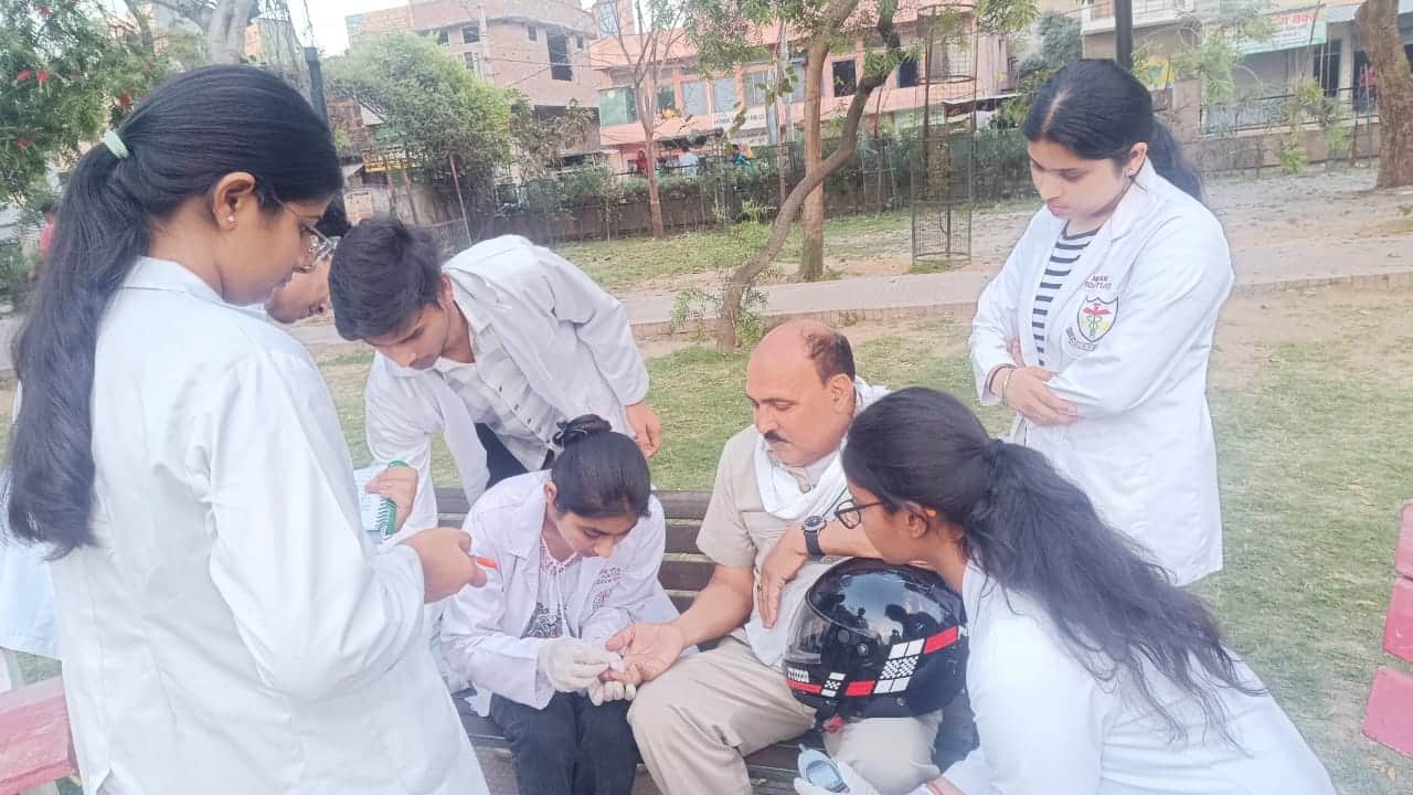 20 अभियानने तहत मधुमेह की जांच करते चिकित्सक। स्रोत: आयोजक