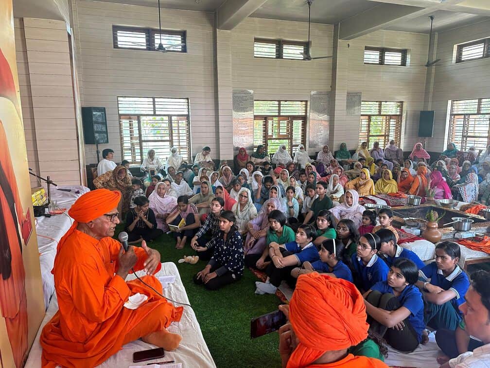 21 स्वामी इंद्रवेश विद्यापीठ टिटोली में हुए कार्यक्रम में संबोधित करते स्वामी आर्यवेश। स्रोत: 