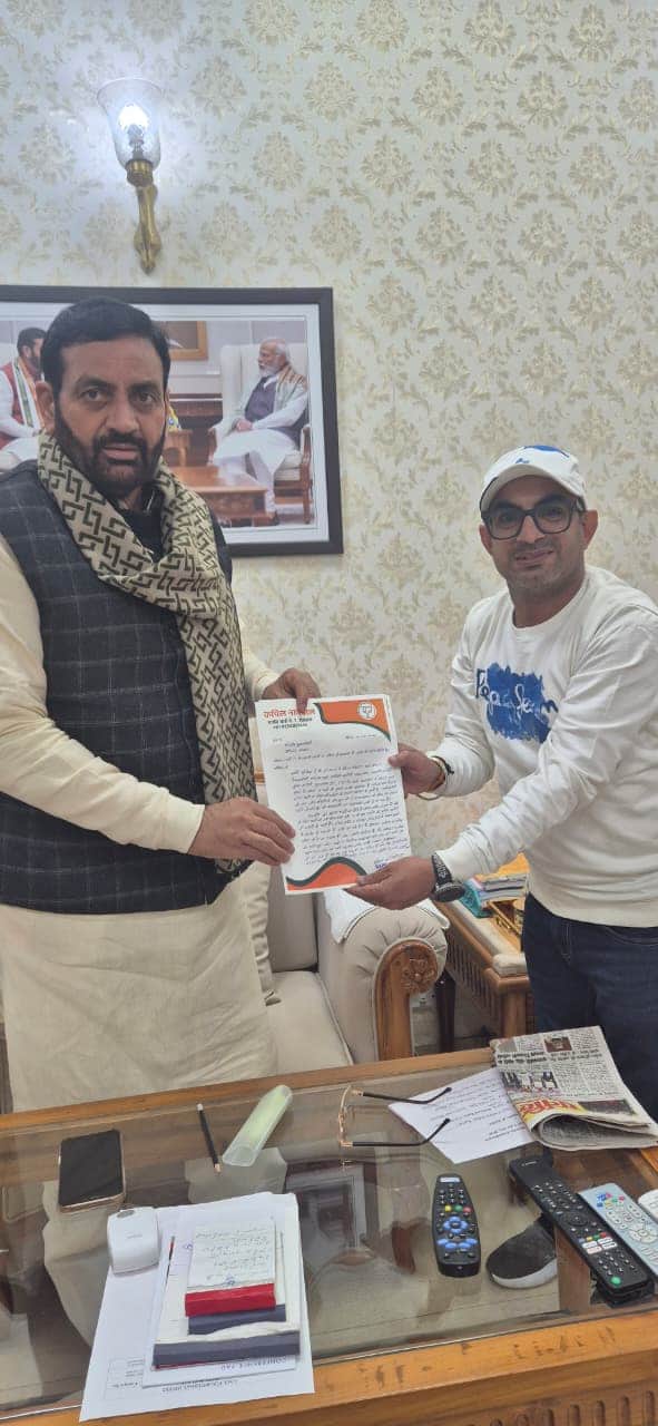 24-मुख्यमंत्री नायब सैनी को सीवर व पानी की शिकायत देते वार्ड-6 पार्षद कपिल नागपाल। स्रोत : पार