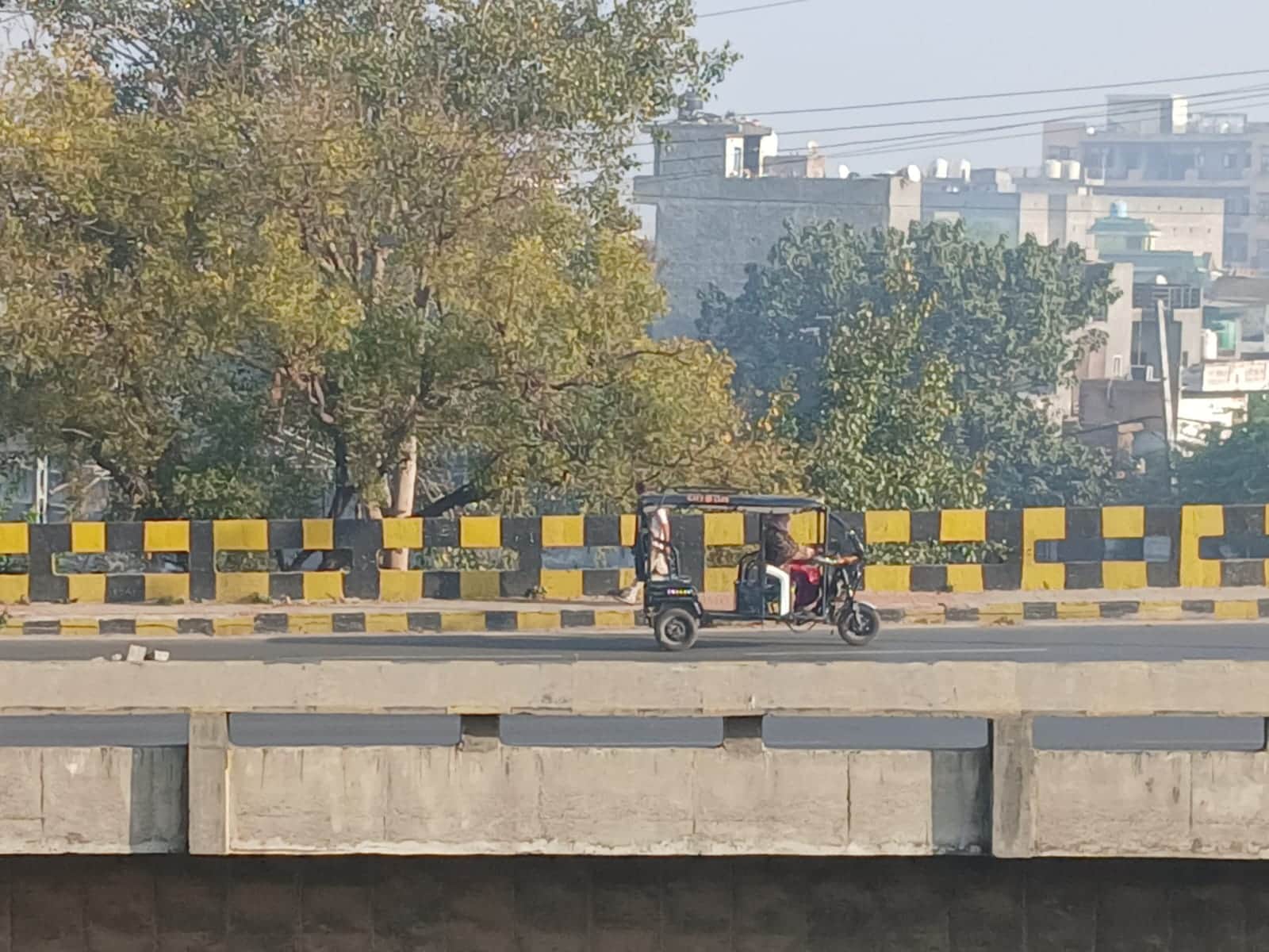 28 सुबह के समय हिसार पुल पर गुजरता वाहन। संवाद