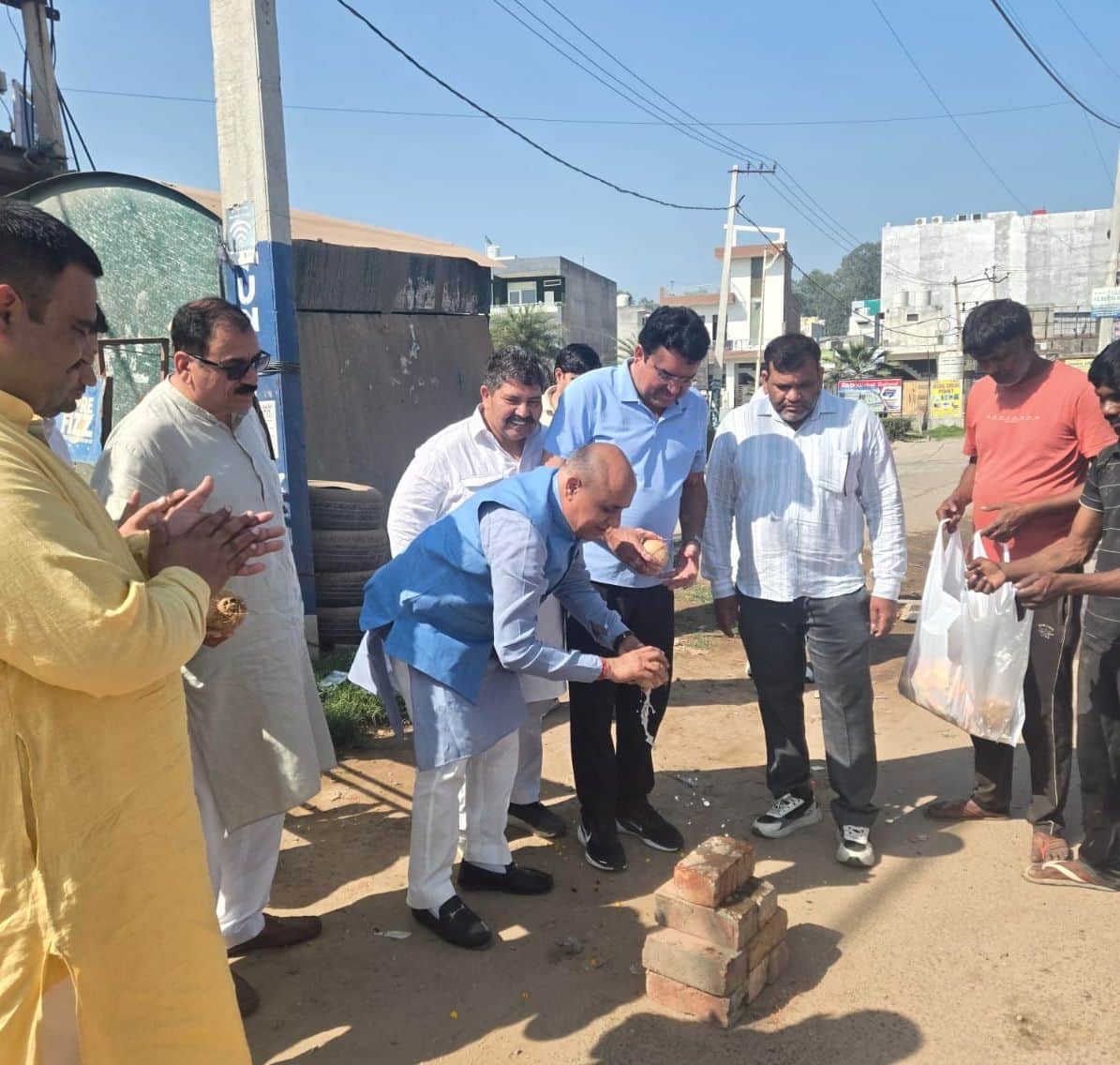 34-नारियल फोड़कर नगर निगम क्षेत्र में सड़कों के निर्माण का शुभारंभ करते मेयर रामअवतार वाल्मीकि 