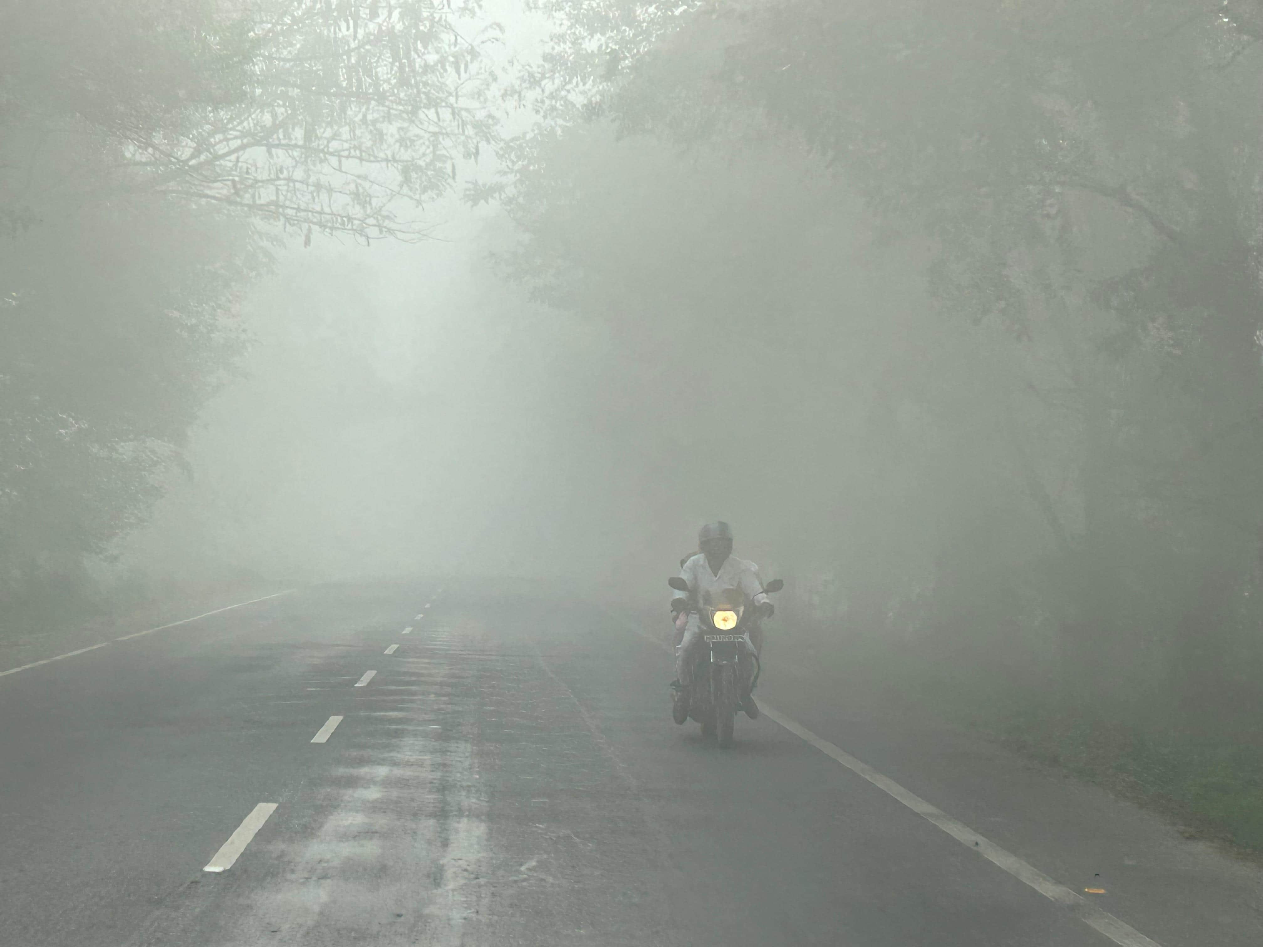 34 सुबह धुंध के समय 50 मीटर की दृश्यता के साथ गुजरता वाहन। संवाद