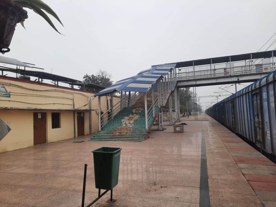 अमृत भारत योजना के तहत मगहर रेलवे स्टेशन पर बना उपरगामी सेतु -संवाद