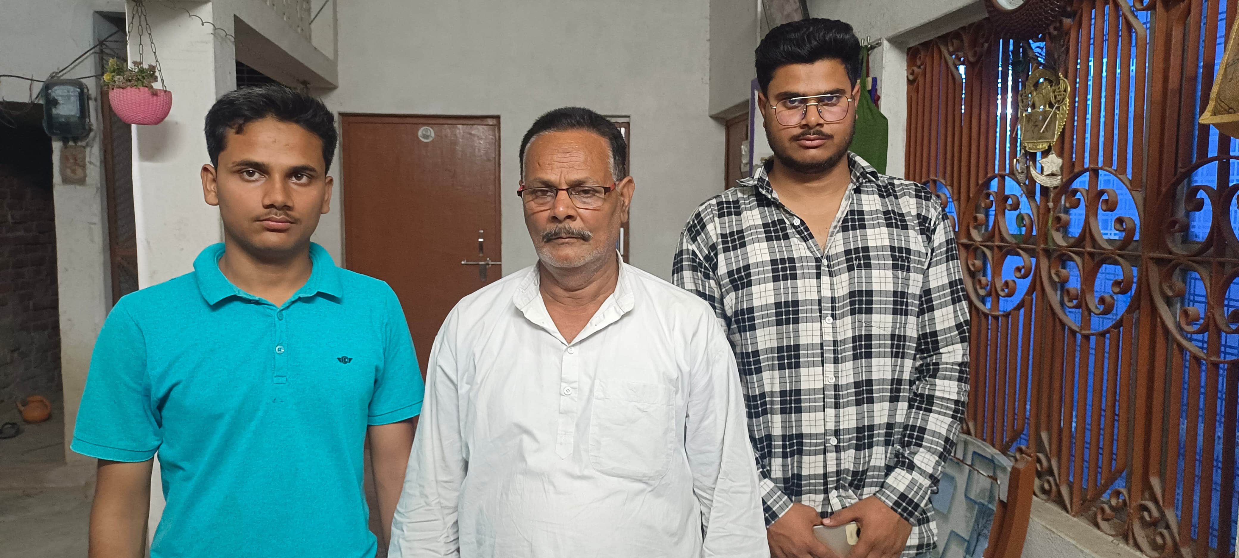 अदलहाट के नैठी गांव में अपने बेटों के साथ  सैयद के पिता गुलाम अब्बास