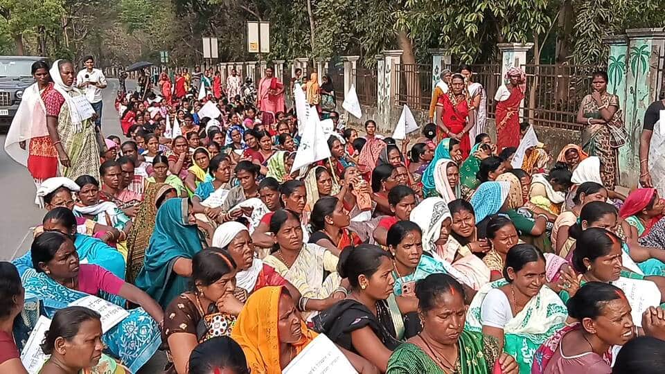 बीच सड़क पर धरने पर बैठीं रसोइया और संयोजिका, सुरक्षा में तैनात पुलिस कर्मी