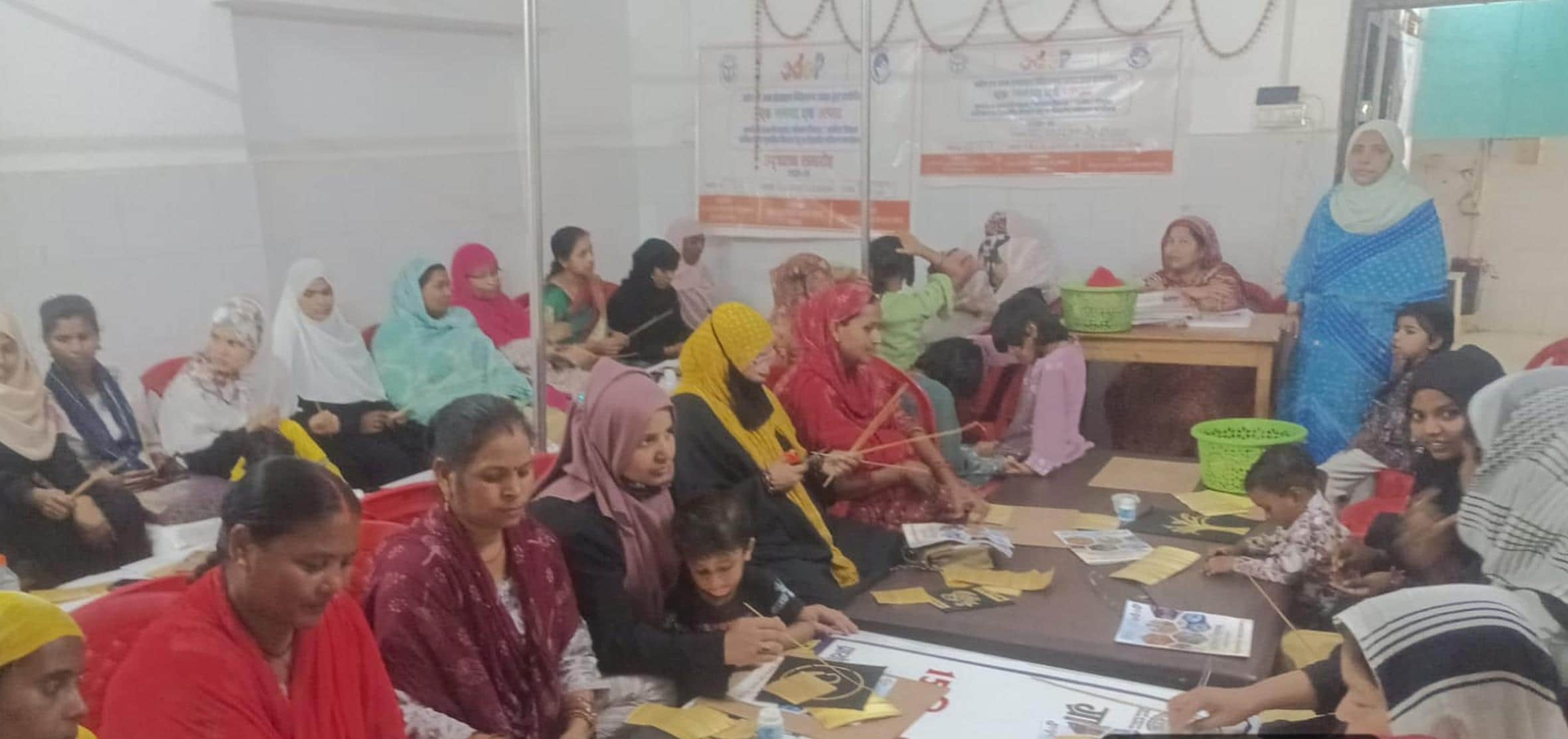 बहराइच के नाजिरपुरा में प्रशिक्षण प्राप्त करतीं प्रतिभागी। 