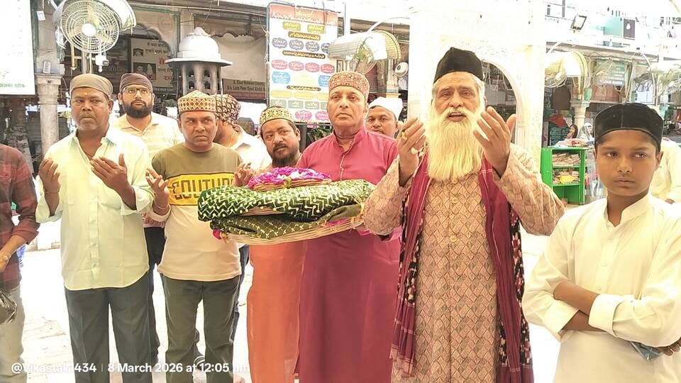 भारत की जीत की दुआ के लिए अजमेर दरगाह में पेश की गई चादर