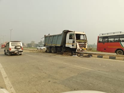 Uncontrolled dumper ran for 100 meters on the divider, three poles damaged
