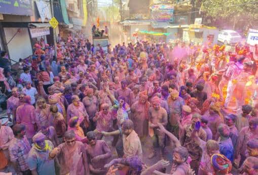 फाग यात्रा में शामिल समाजजन