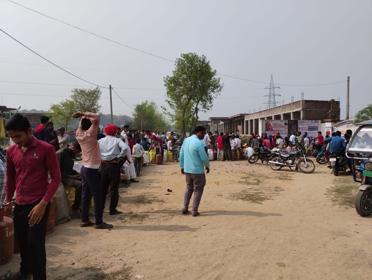 Amid rumours, people queued up for gas cylinders since morning.
